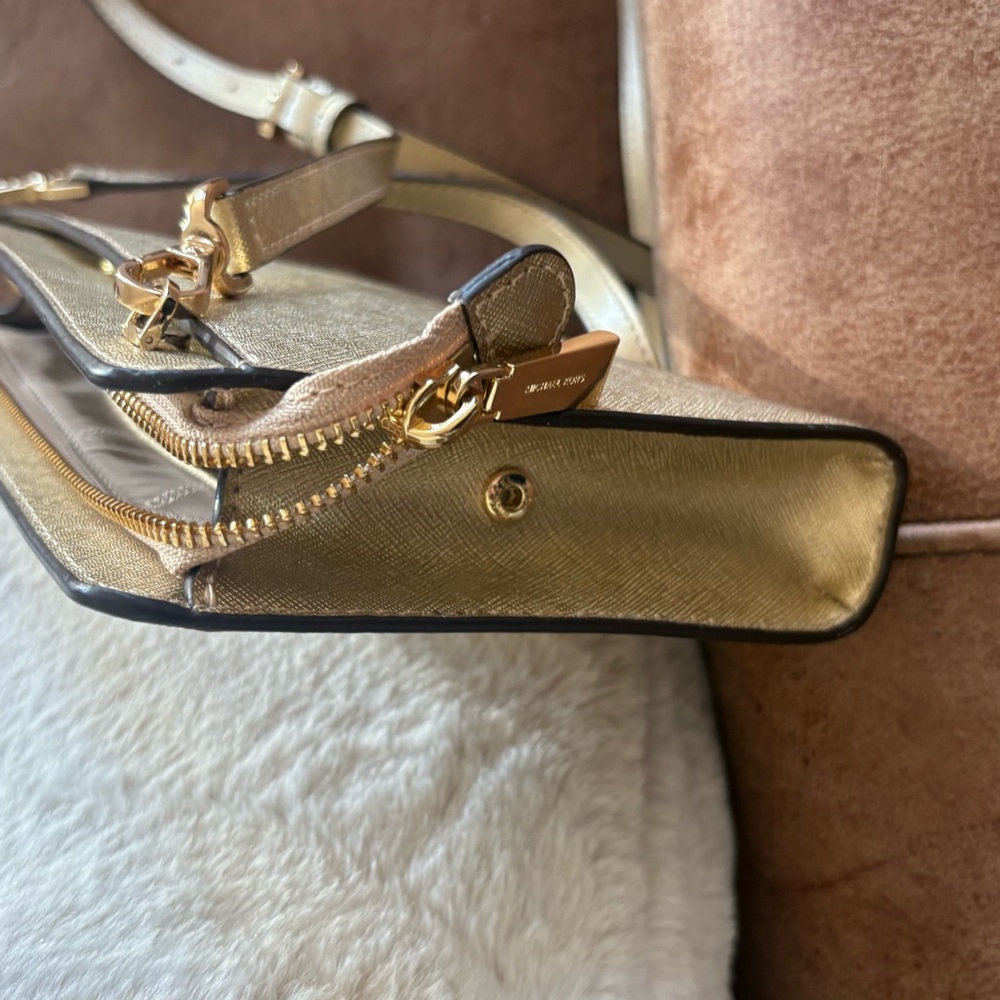 MICHAEL KORS Jet Set Travel  Leather Crossbody Authenticated - Picture 11 of 15